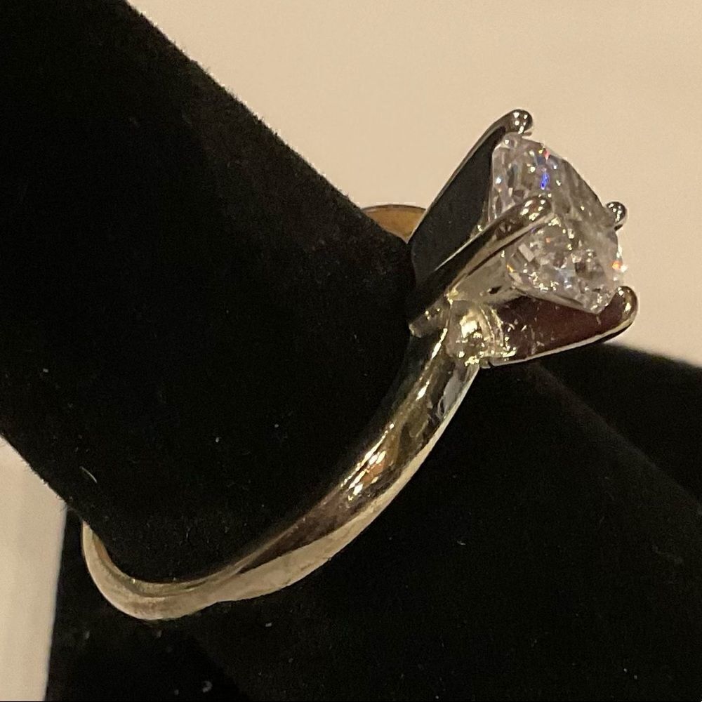 Beautiful Silver Solitaire Ring - Picture 4 of 6